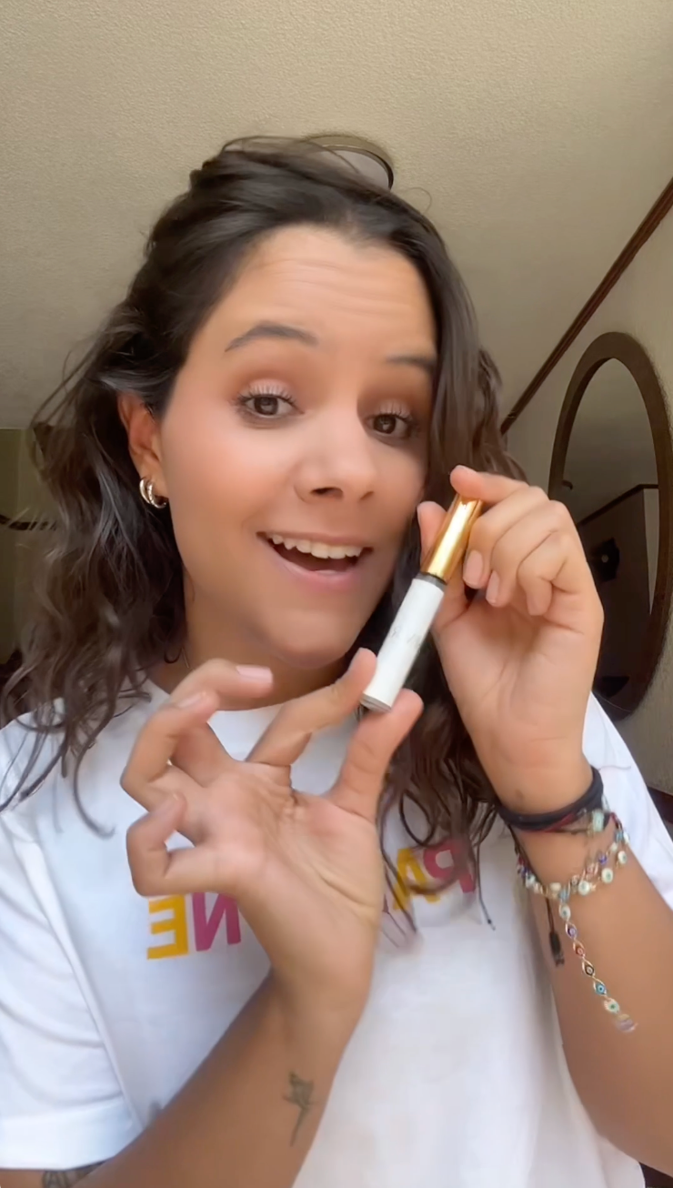Pestañas más largas, gruesas y abundantes con nuestro Suero para Pestañas; Suero con Ingredientes Naturales para Crecimiento de Cejas. Efectivo para el crecimiento de cejas pobladas. No contienen hormonas.