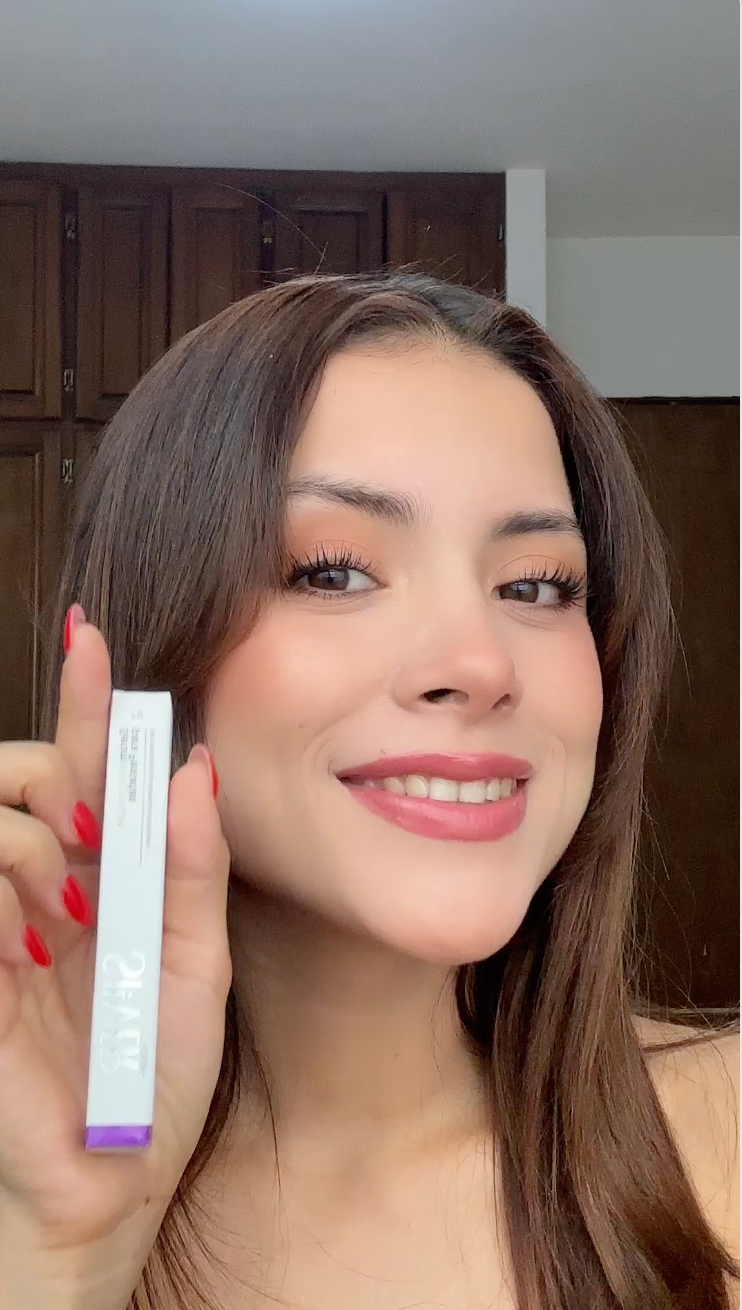 Pestañas más largas, gruesas y abundantes con nuestro Suero para Pestañas; Suero con Ingredientes Naturales para Crecimiento de Cejas. Efectivo para el crecimiento de cejas pobladas. No contienen hormonas.