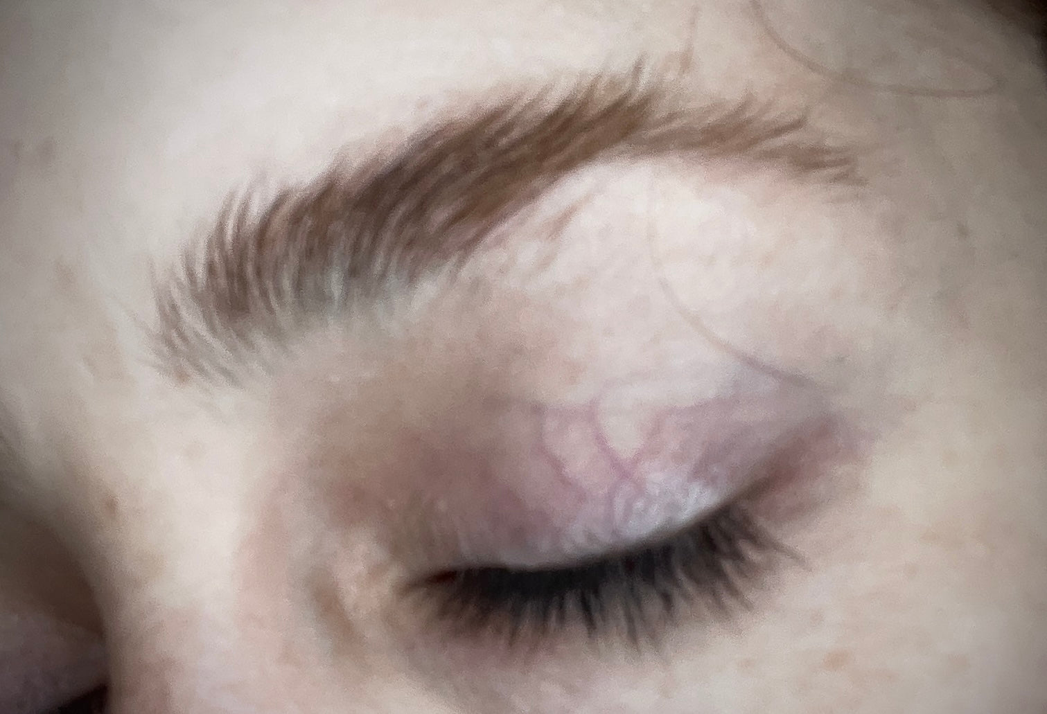 Suero con Ingredientes Naturales para Crecimiento de Cejas. Efectivo para el crecimiento de cejas pobladas. No contienen hormonas.
